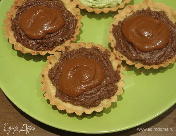 Сверху 1,5 ложки карамельного маскарпоне, кладем по центру, рисуем завитки.