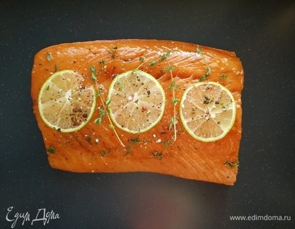 Пока рыба маринуется готовим соус. Сливочный сыр разбавляем сливками и прогреваем на плите до однородной консистенции.