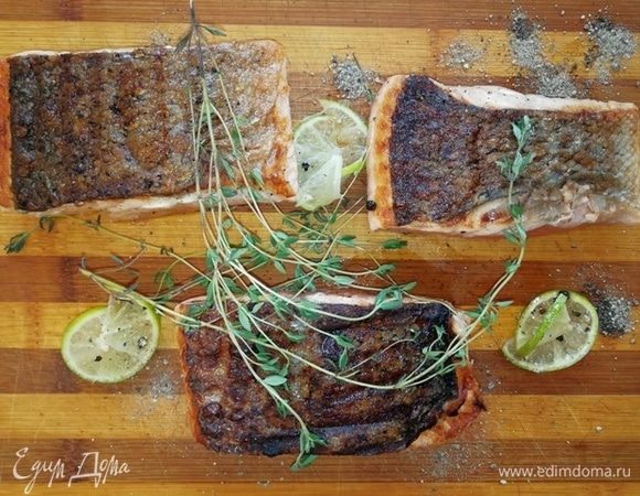 Обжариваем лосось со стороны кожи 1 минуту, затем перекладываем на противень и ставим в духовку, разогретую до 200°С на 7 минут.