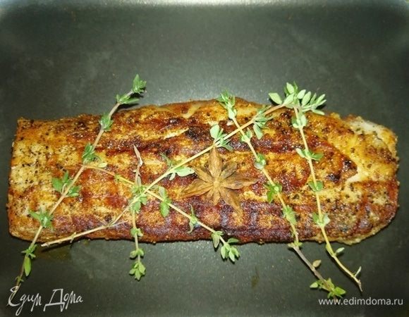 Обжариваем вырезку на сковороде-гриль по 2 минуты с каждой стороны. Затем отправляем в разогретую до 200°С духовку на 10 минут. Пока остывает вырезка, готовим гранатовое желе. Желатин заливаем водой и оставляем для набухания. В набухший желатин добавляем гранатовый соус и прогреваем на плите. Далее выливаем полученную смесь на плоское блюда и ставим в холодильник для застывания. 