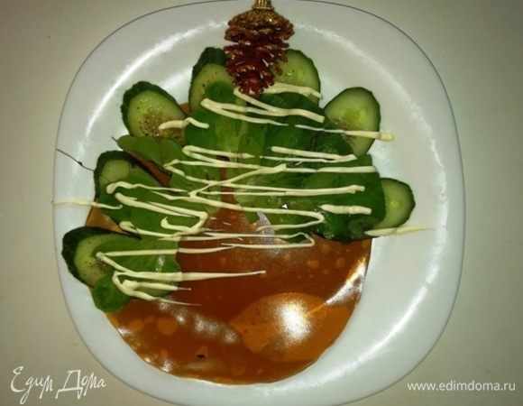 На блюдо выкладываем застывшее желе, затем ломтики огурцов, вырезку, картофель, креветки, маринованные огурцы. На каждый слой наносим сеточку из майонеза.