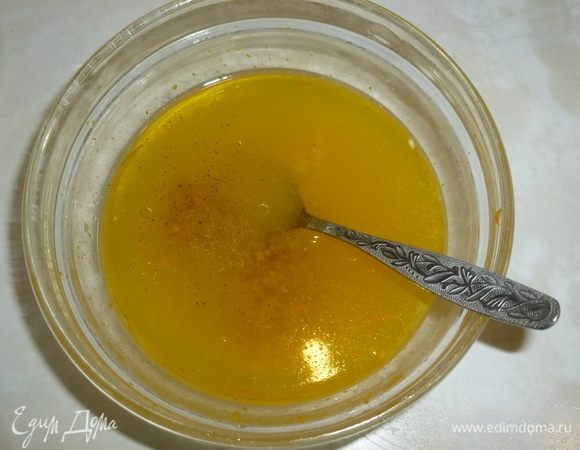 С апельсина снять цедру и выжать сок. Соединить все ингредиенты для заправки с соком и цедрой, приправить по вкусу солью и перцем.