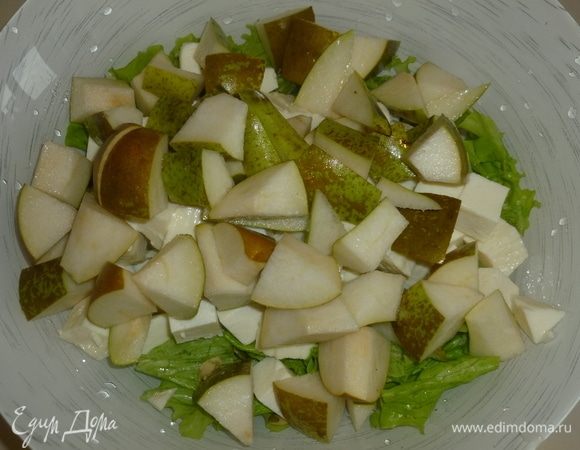 Грушу нарезать кусочками, сложить в миску.