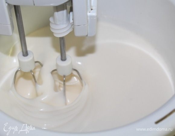 Для белого бисквита яйца взбить в белую пену около 13–15 минут.