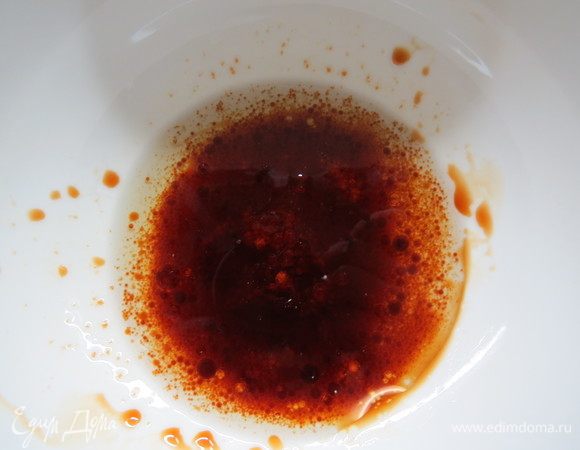 Готовим маринад для куриного филе. Смешивать в мисочке оливковое масло и соевый соус. Куриное филе нарезать длинными полосками. Сложить нарезанную курицу в миску и перемешать до равномерного распределения маринада. Посыпать кунжутом и приправить перцем. Оставить мариноваться хотя бы на полчаса или минут 40.