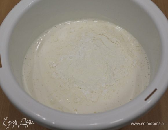 Просеять часть муку с другими сухими ингредиентами, аккуратно перемешать, затем — вторую часть.