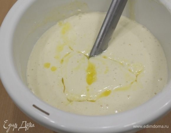 Ввести растопленное сливочное масло, перемешать.