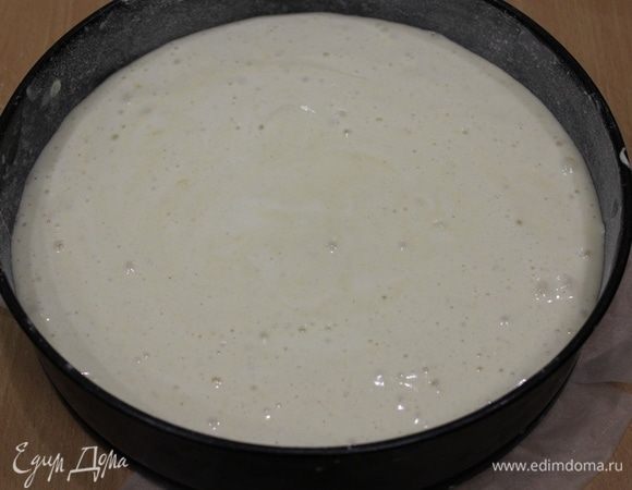 Вылить тесто в форму диаметром 26 см и отправить в разогретую до 180–185°С духовку.