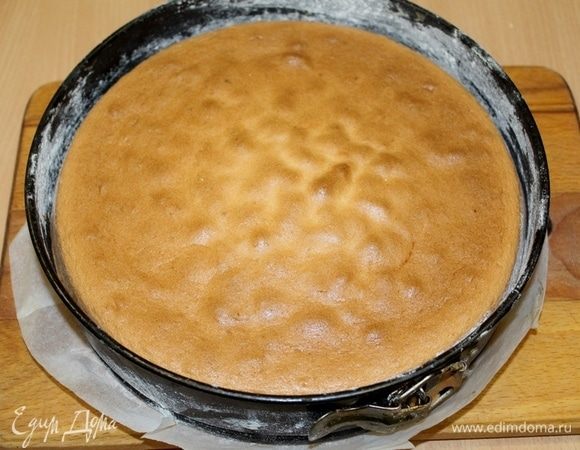 Выпекать 20–25 минут. Готовность проверить деревянной палочкой.