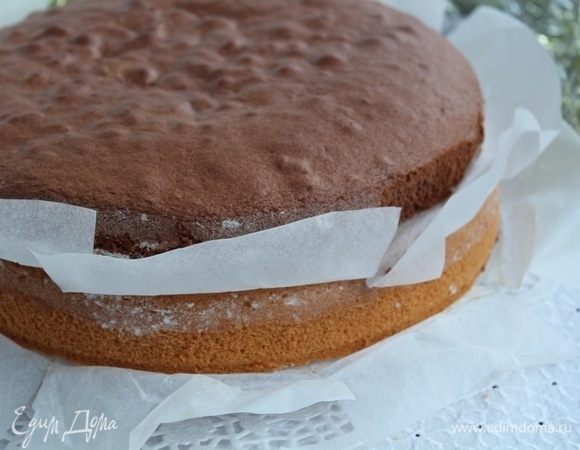 Для шоколадного бисквита делаем все то же самое. Бисквиты лучше испечь заранее и дать им ночь полежать. Разрезаются коржи хорошо и почти не крошатся. Каждый корж делим на два коржа.