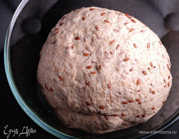 Когда опара готова, соединить в чаше миксера подошедшую опару, оба вида муки, воду (180 г) и набухшие семена вместе со всей жидкостью, перемешать до смачивания муки и оставить на автолиз на 20-30 минут. Добавить в тесто мед и соль и замесить гладкое, эластичное тесто, приятное в работе. Тесто сложить, округлить и уложить в миску, слегка смазанную растительным маслом. 