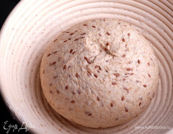 Накрыть пленкой и оставить на брожение на 3 часа при комнатной температуре (или на ночь в холодильнике). Тесто должно увеличиться в 1,5-2 раза.