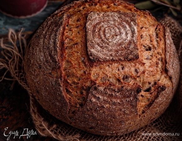 Заготовки в процессе расстойки должны увеличиться в 1,5-2 раза. Выложить их на бумагу для выпечки, сделать надрезы, перенести в духовку на камень. Выпекать первые 15 минут с паром, затем температуру снизить до 200°С и допекать без пара до готовности хлеба (температура внутри хлеба — 92°С).
Готовый хлеб остудить на решетке.