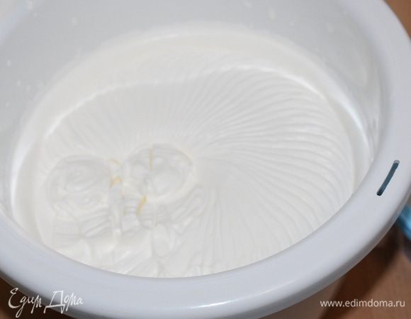 Для клубничного крема: взбить сливки и убрать в холодильник.