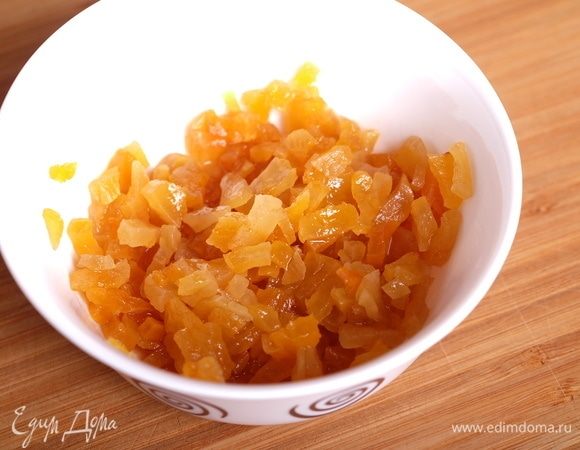 Курагу вымыть, нарезать очень мелким кубиком, залить ромом и оставить минимум на 5 часов