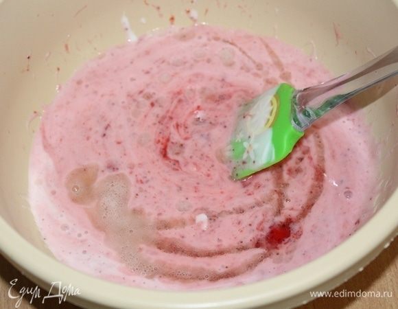 Растопить желатин на медленном огне(согласно инструкции) , немного охладить и тонкой струйкой влить в клубнично-йогуртовую массу, перемешать.