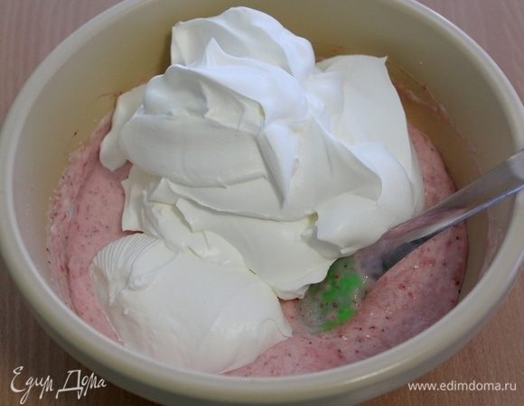 Добавить взбитые  сливки и перемешать лопаткой. 