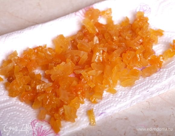 Через указанное время ром слить, а кусочки кураги разложить на бумажном полотенце, слегка обсушить.