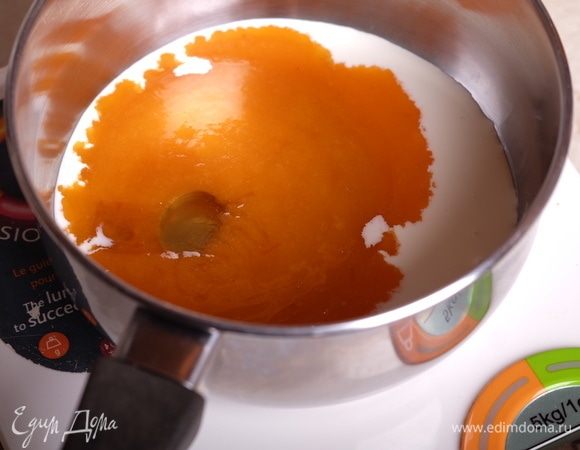 В маленьком сотейнике соединить вместе сливки, пюре абрикоса и мед, перемешать, довести до кипения.