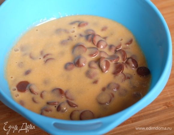 Кипящую массу вылить на приготовленный молочный шоколад.