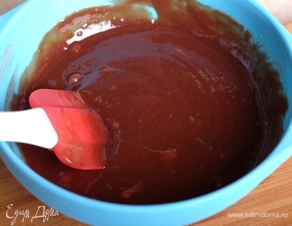 Спатулой аккуратно и не спеша перемешать до однородной эмульсии.
