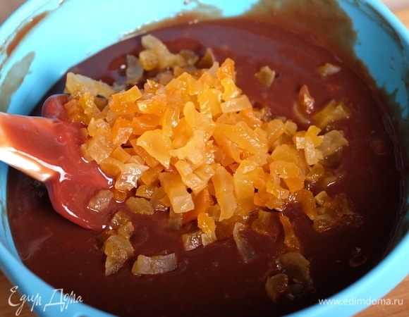 Добавить в ганаш кусочки кураги и перемешать.