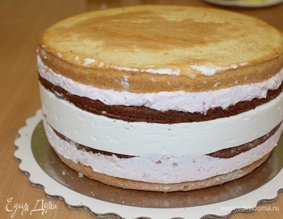 Сборка торта: в разъемное кольцо выложить белый бисквит, на него выложить половину клубничного крема, бисквит шоколадный, затем весь лимонный крем, бисквит шоколадный, вторую часть клубничного крема и сверху закрыть белым бисквитом. По желанию можно пропитать коржи. Убрать торт в холодильник на ночь.