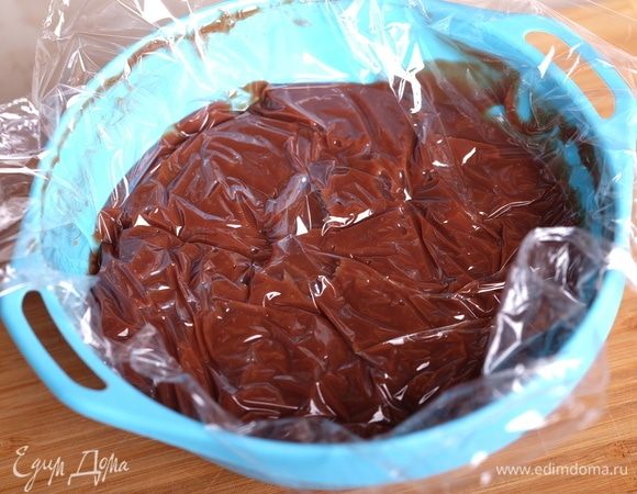 Накрыть ганаш пленкой «в контакт» и поставить в холодильник минимум на 3-5 часов, можно на ночь.