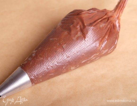 Когда ганаш охладился и стабилизировался, перенести его в кондитерский мешок с круглой насадкой 0,8-1 см.