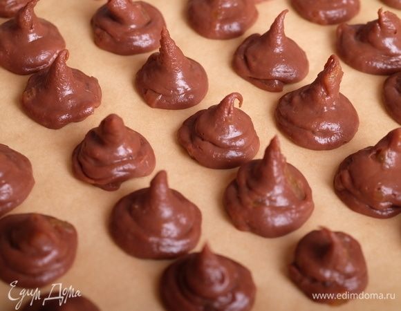 Отсадить небольшие трюфели на пергаменте.