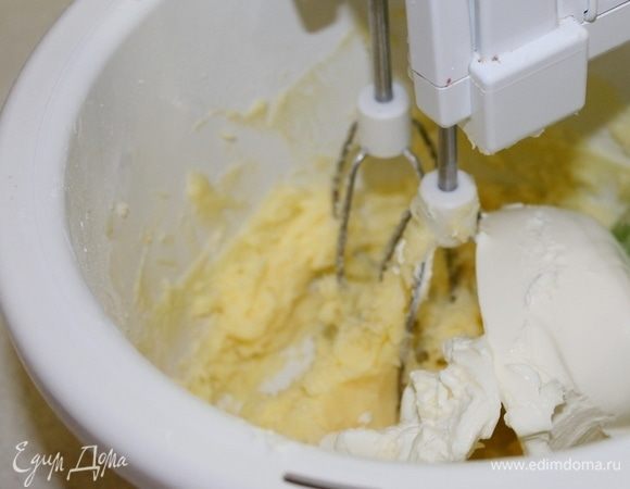 Для того, чтобы выровнять торт, нужно взбить сливочное масло комнатной температуры с сахарной пудрой в течение 5 минут добела. Затем добавить холодный творожный сыр и взбивать еще 5–7 минут.