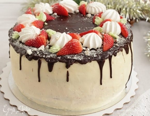 Украсить торт клубникой и безе.