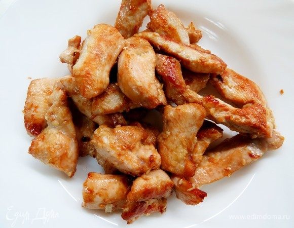 Замаринованную курицу обжарить на сковороде до хрустящей корочки. Важно не передержать курицу, кусочки должны быть хрустящими снаружи и мягкими, и сочными внутри. Выложить на салфетку, отставить.