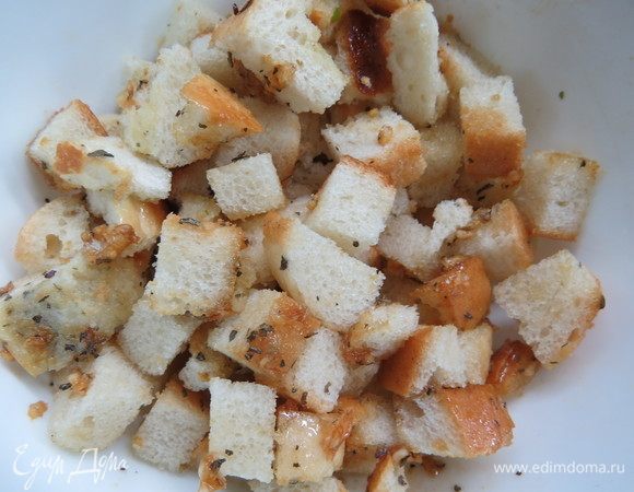 Делаем ароматные сухарики. Хлеб (вкуснее всего с багетом) порезать на маленькие кубики. Для маринада смешать оливковое масло, соевый соус, прованские травы и добавить зубчик чеснока через чеснокодавку. Добавить кубики хлеба в маринад и хорошо перемешать, чтобы маринад распределился равномерно.