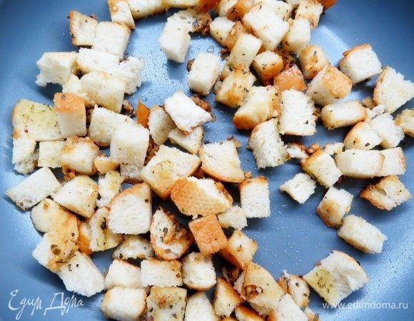 Сухарики обжарить на сковороде. Можно также подсушить в духовке.