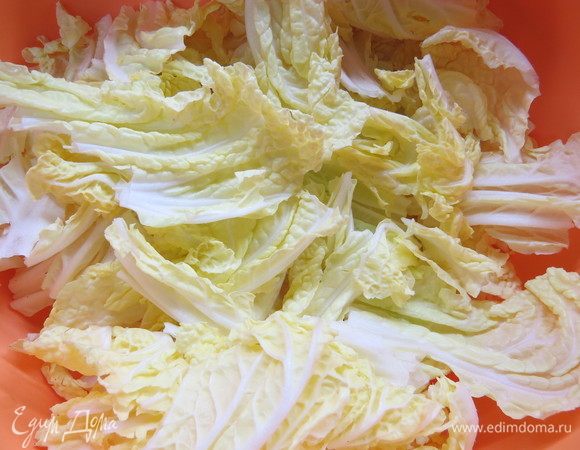 Пекинскую капусту нарезать или порвать руками. 