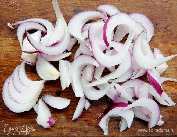 Сладкий красный салатный лук нарезать полукольцами.