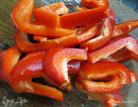 Красный перец нарезать соломкой.