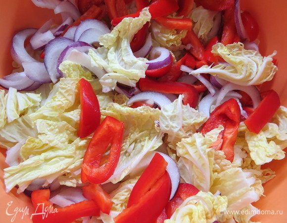 Добавить нарезанный лук и перец к листьям пекинской капусты, перемешать. Сделать шарики из феты с зеленью. Фету размять вилкой, добавить мелко порезанный укроп, выдавить маленький зубчик чеснока через чеснокодавку. Из полученной массы скатать шарики. 