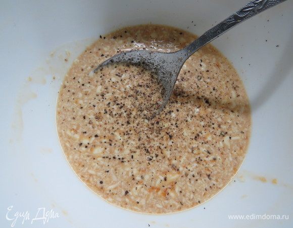 Готовим маринад. В небольшой чашке соединяем 4 ст. л. майонеза, 1 ст. л. соевого соуса, добавляем небольшой зубчик чеснока через чеснокодавку и сок от половины мандарина. Приправляем свежемолотым черным перцем, перемешиваем до однородности.  