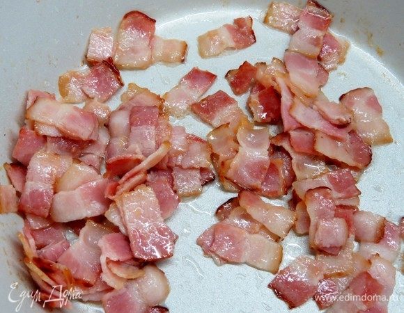 Бекон порезать небольшими кусочками, обжарить на сковороде без масла. 