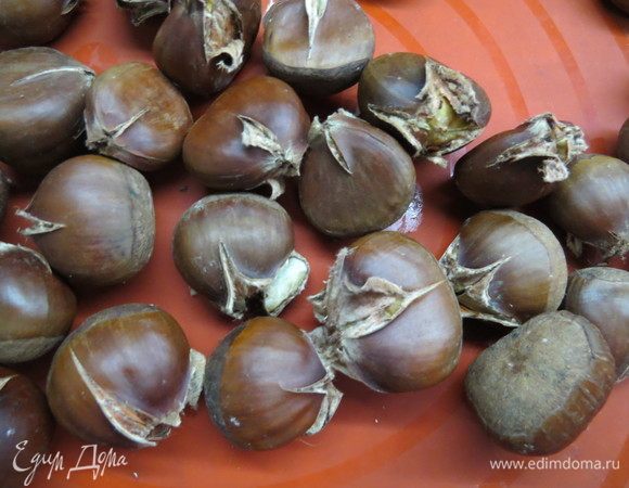 Запечь каштаны в духовке при 180°С около 30 минут.  Каштаны должны красиво раскрыться. Даем им немного остыть, затем очистить от скорлупы и кожуры.