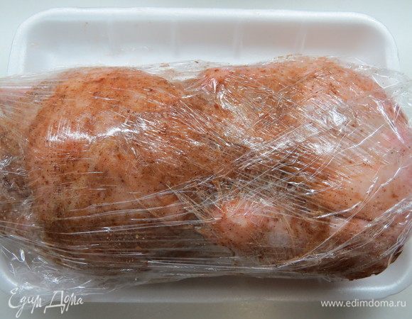 Утку смазать маринадом, обернуть пищевой пленкой и положить в холод на 8-10 часов. 