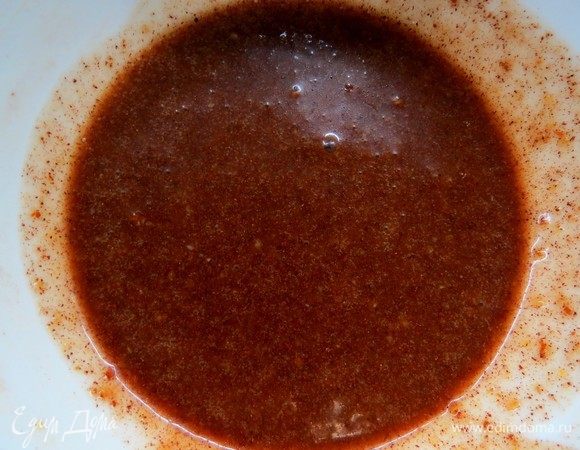 Готовим маринад для утки. В мисочке смешать кунжутное масло, майонез, горчицу и яблочный уксус, перемешать, добавить все специи и снова перемешать до однородности. 