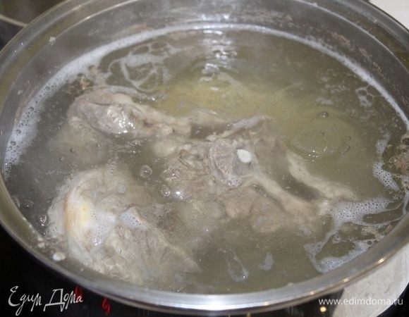 Баранину залить холодной водой, довести до кипения. Снять пену и варить до готовности.