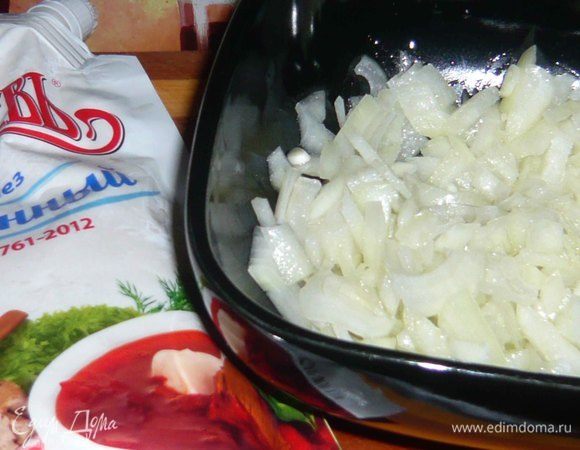 Картофель, морковь, свеклу отварить или запечь в духовке. Можно это сделать заранее, тогда на приготовление салата уйдет меньше времени. Лук очистить, нашинковать. Добавить растительное масло и уксус. 

