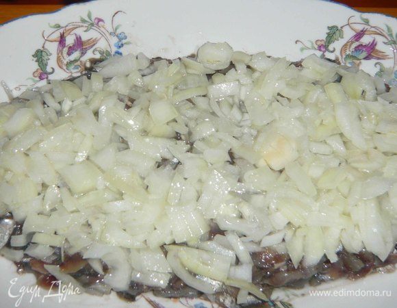 Сверху на хамсу выкладываем маринованный лук.