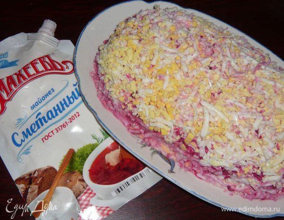 Яйца трем на терке и распределяем последним слоем. Отправляем в холодильник на несколько часов. Можно салат собрать порционно. 