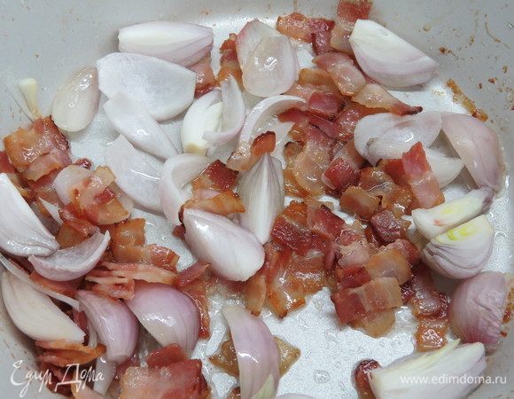Порезанный лук добавить в сковороду к бекону.