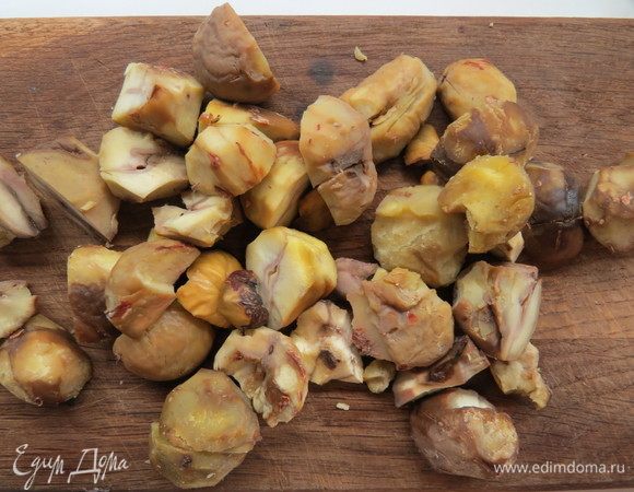 Очищенные каштаны нарезать на половинки.